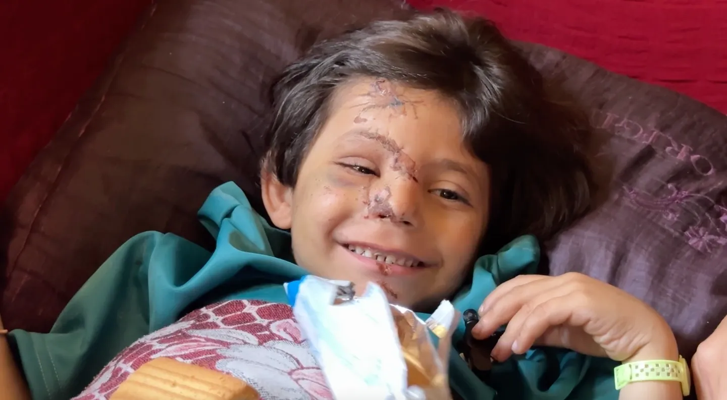 الناجي الوحيد من عائلته.. أركان عساف يصارع الألم والجوع في غزة